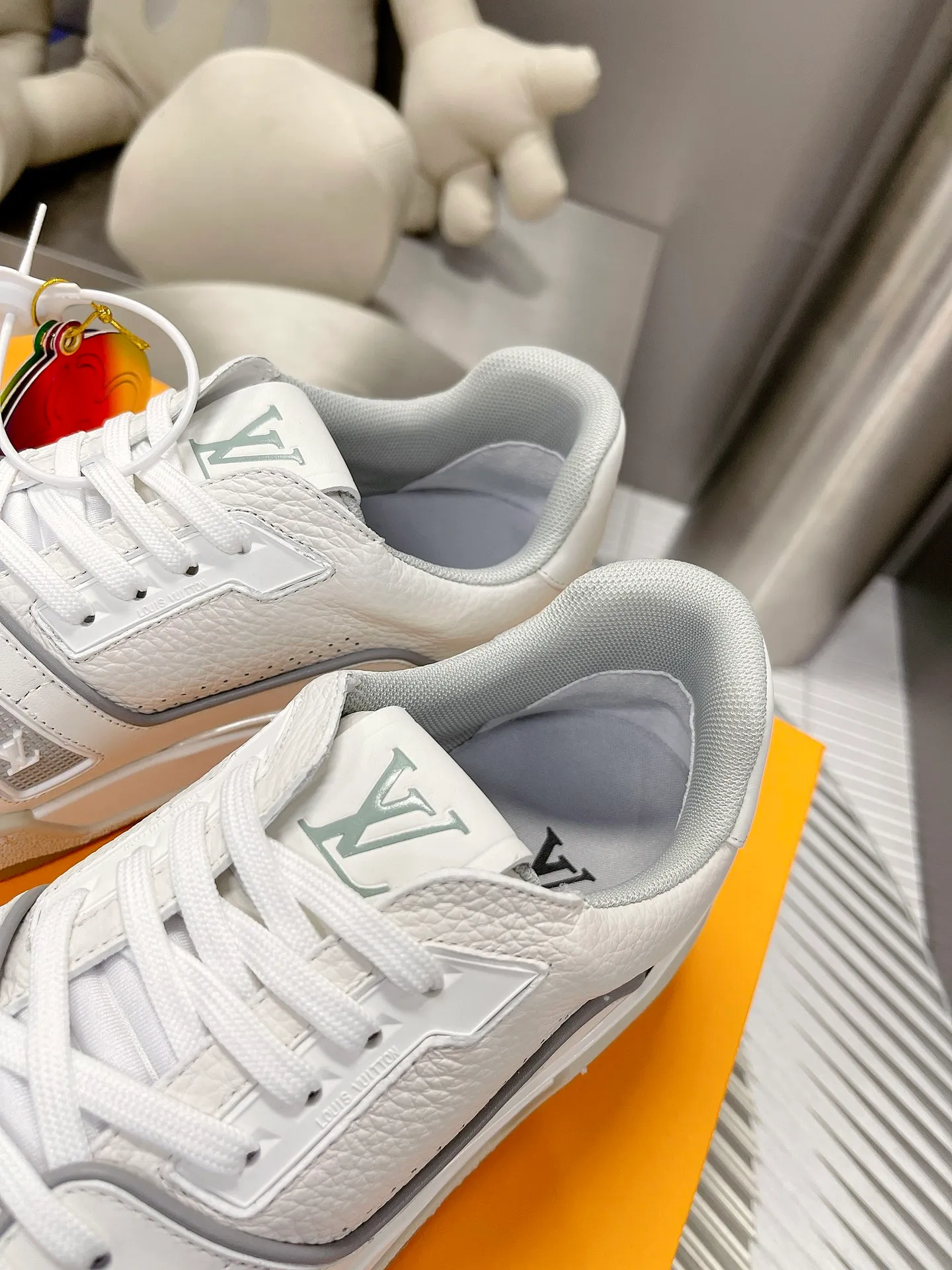 👟👟Ex-factory price 840👟👟 Women's shoes, women's clothing, couple models 35-44, top LV TRAINER basketball series sneakers, original 1:1 copy, official website limited edition retro basketball sneakers! Both the high-top and low-top models spent money to purchase 1:1 accurate reproductions of the originals, and all the details are flawless! The upper material is exclusively customized first-layer cowhide, the inside is breathable 3D mesh material, the sole is T👟👟 ex-factory price U, non-slip, anti-yellowing and high temperature resistant. Exclusively customized materials. Size female 39-44